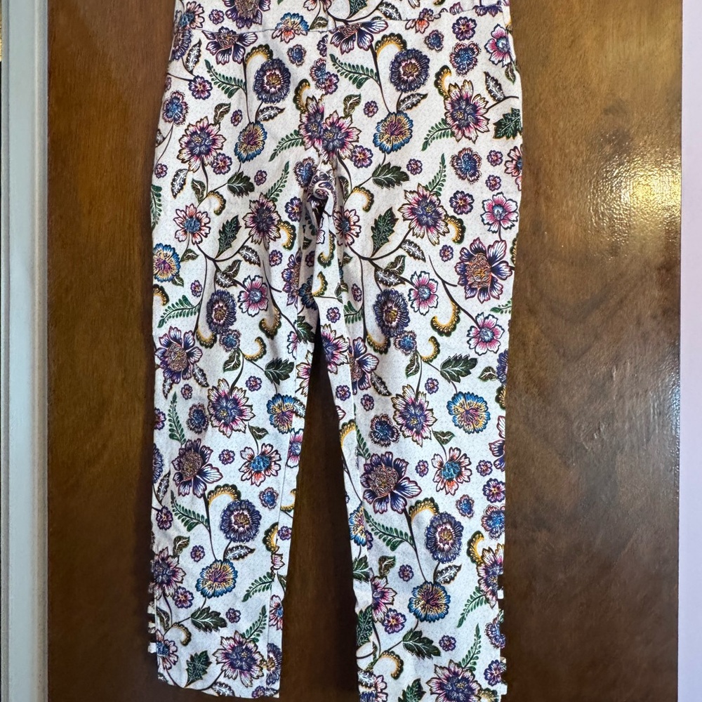 Attyre Floral Capris - multi-colored - Women’s size 6